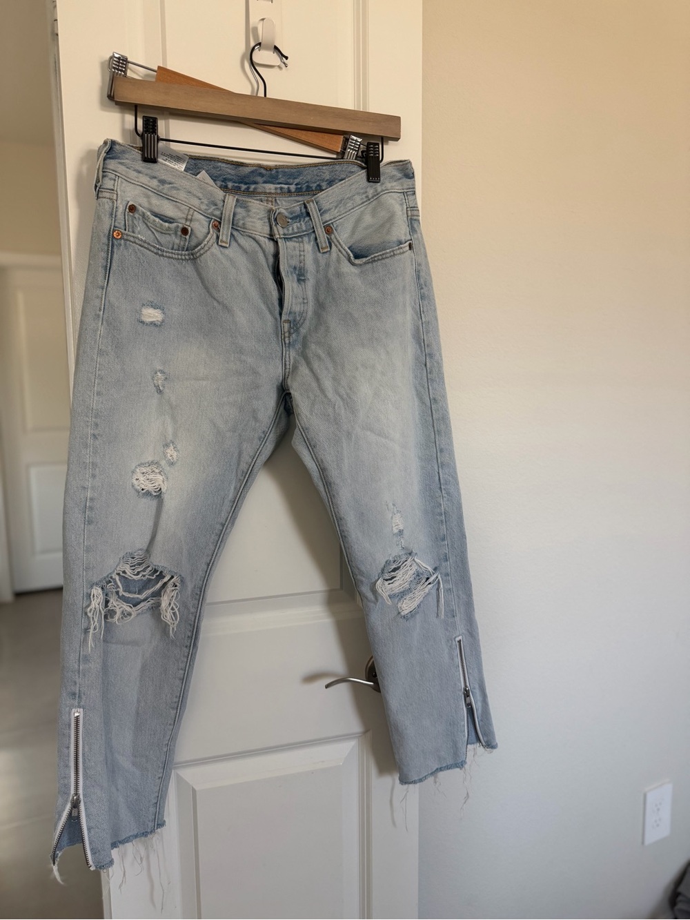 Levi’s Light Blue Distressed women’s Jeans with Ankle Zips